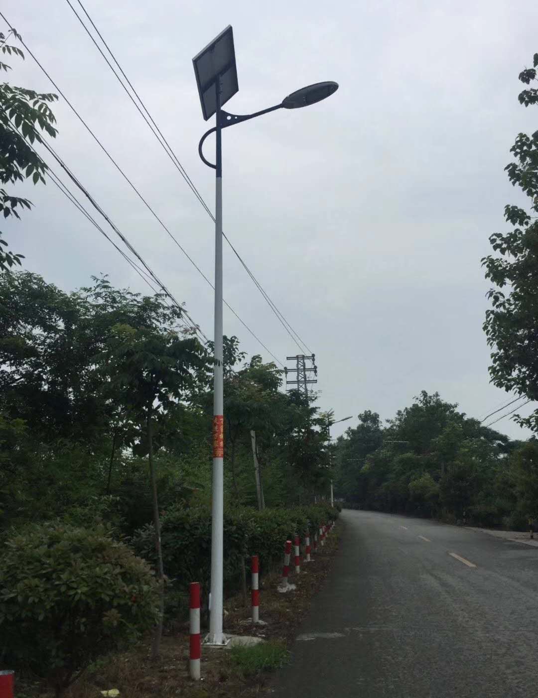 【太陽能路燈廠家直銷】陽江鎮關王村在主干路獅澄路170盞太陽能路燈工程案例。